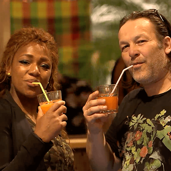 Wennemi et David sur le salon international de Rennes dégustant un cocktail planteur